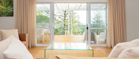 Rise Haven - Premium House, 4 Bedrooms, Kitchen, Partial Ocean View | Living area