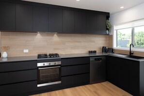 Rise Haven - Premium House, 4 Bedrooms, Kitchen, Partial Ocean View | Private kitchen | Fridge, microwave, oven, stovetop - Rise Haven  (Norfolk Island)