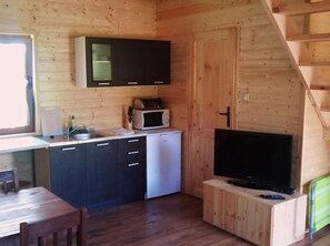 Fridge, microwave, cookware/dishes/utensils - Blockhütte mit Grill und Terrasse in Gleźnówko by Interhome (Dabki)
