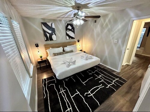 Cozy King Suite Near Austin- Close to Dining, Music & Nightlife