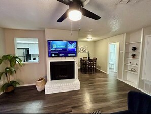 Interior - Cozy King Suite Near Austin- Close to Dining, Music & Nightlife (Austin)
