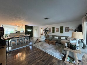 Living area - Cozy Hen House Retreat (Palm Harbor)