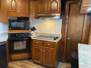 Fridge, microwave, oven, stovetop - Spacious 4-bedroom house in adorable Richwood (Richwood)