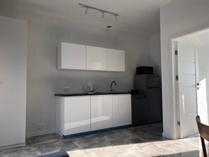 Kühlschrank, Mikrowelle, Geschirrspüler, Kochgeschirr/Geschirr/Besteck