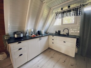 Jääkaappi, mikroaaltouuni, keittoastiat/astiat/ruokailuvälineet