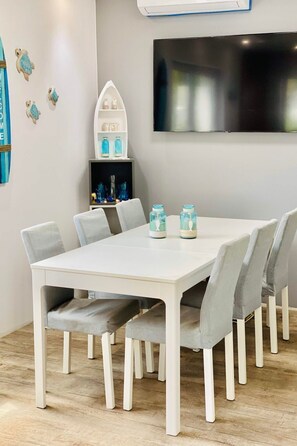 Dining - Modernes Ferienhaus in Dziwnówek mit Großem Grill by Interhome (Dziwnówek)