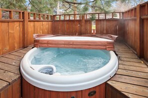 Outdoor spa tub - Meet Me on Milwaukee | Hot Tub, EV Charger & Walkable Bend Location (Bend)