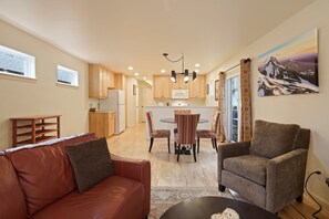 Smart TV - Meet Me on Milwaukee | Hot Tub, EV Charger & Walkable Bend Location (Bend)