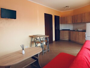 TV - Appartement mit einem Wohn-,Ess- und Schlafraum und kleiner Terrasse für vier P by Interhome (Niechorze)