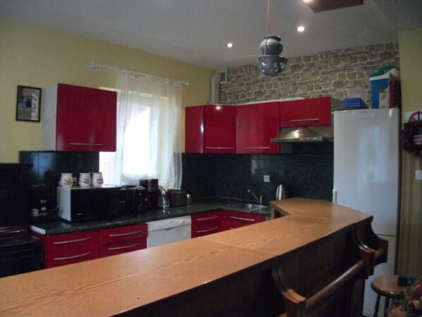 Fridge, microwave, oven, dishwasher - Gemütliches Rosarotes Ferienhaus by Interhome (Nowe Warpno)