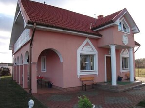 Exterior - Gemütliches Rosarotes Ferienhaus by Interhome (Nowe Warpno)