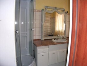 Bathroom - Gemütliches Rosarotes Ferienhaus by Interhome (Nowe Warpno)
