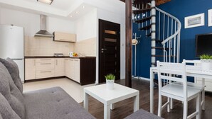 Un appartement moderne comprenant une cuisine, un coin repas et un salon.