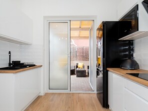 Refrigerador, microondas, lavavajillas y utensilios de cocina 