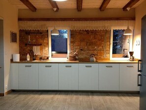 冷蔵庫、オーブン、食器洗い機、調理器具と食器