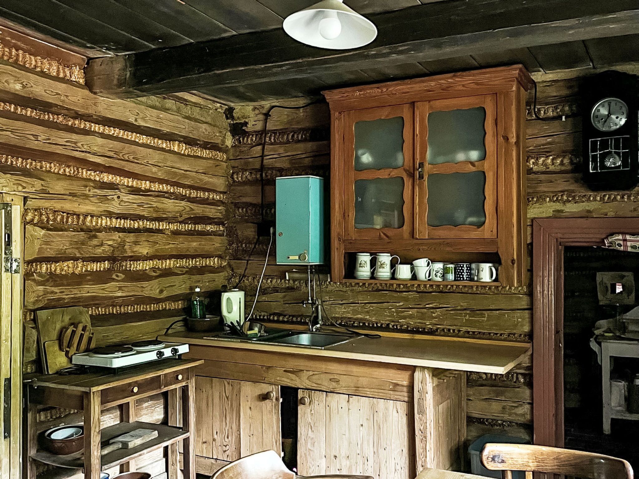 Frigorífic, microones i utensilis de cuina, vaixella i coberteria 