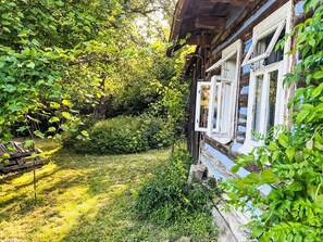 Une maison en bois à l’allure rustique, dotée d’un jardin.