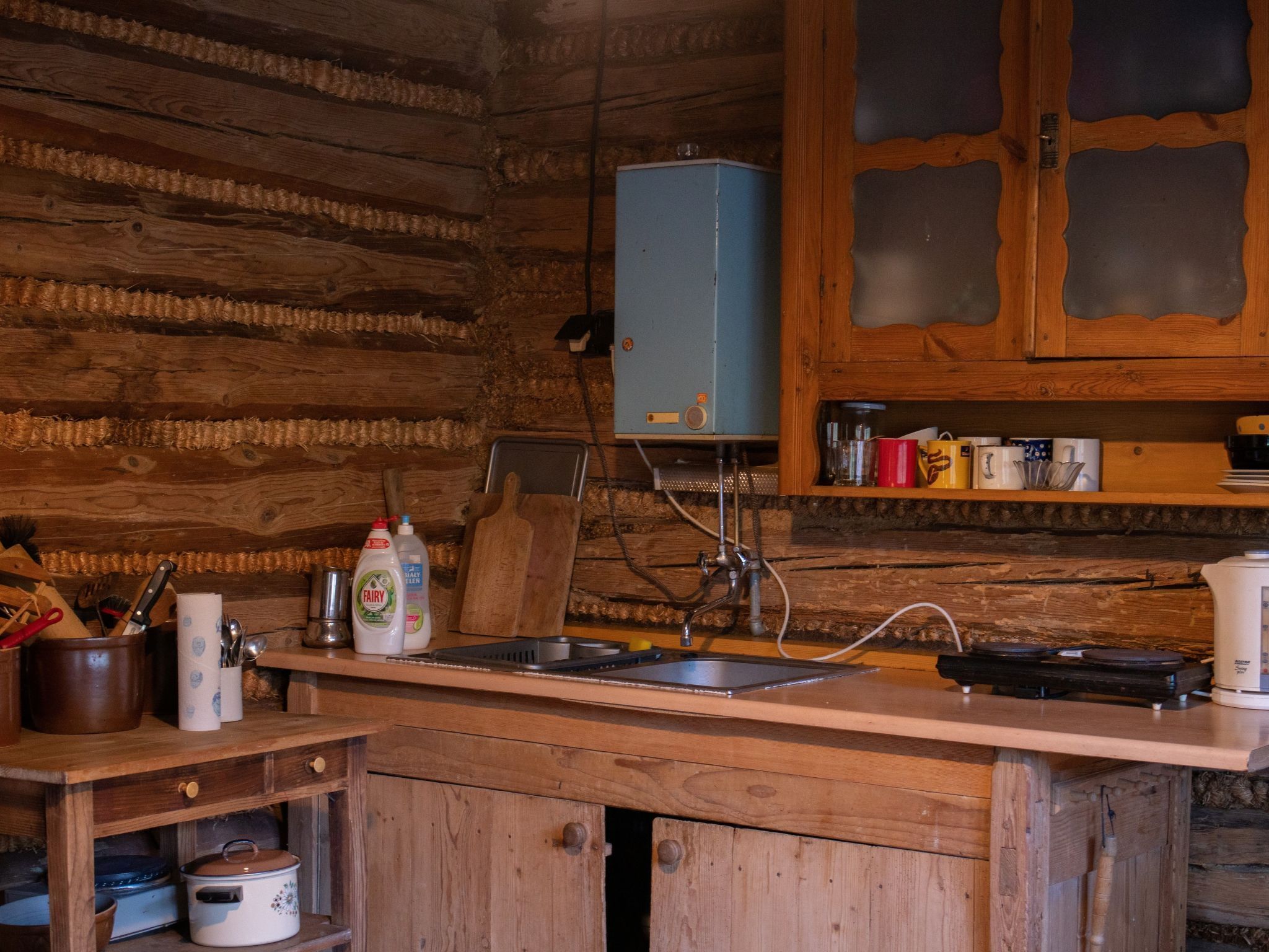 Réfrigérateur, micro-ondes, batterie de cuisine, vaisselle et ustensiles