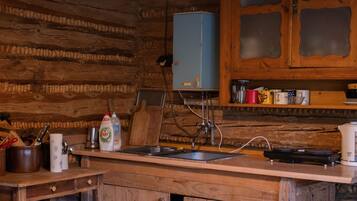 Kjøleskap, mikrobølgeovn og kjøkkenutstyr