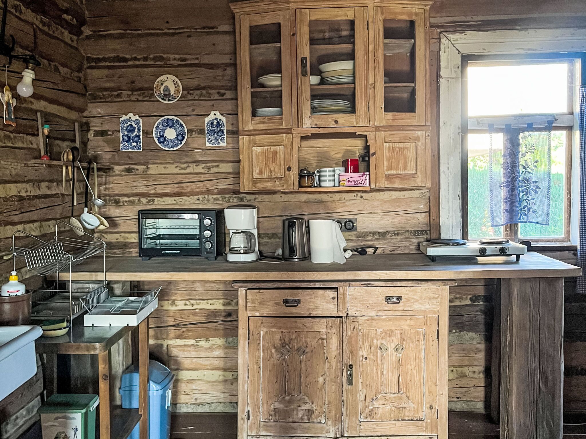 Refrigerador, microondas y utensilios de cocina 