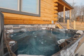 Outdoor spa tub - Brand New Luxury 7 BR Cabin w Hot Tub, Game Room (McHenry)