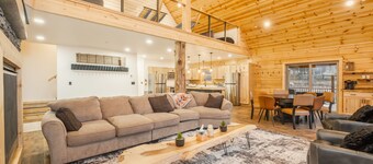 Brand New Luxury 7 BR Cabin w Hot Tub, Game Room