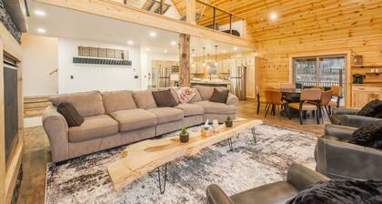 Brand New Luxury 7 BR Cabin w Hot Tub, Game Room