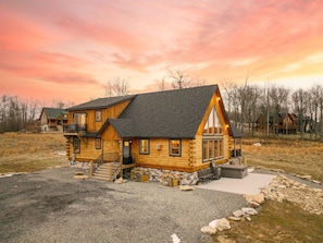 Exterior - Brand New Luxury 7 BR Cabin w Hot Tub, Game Room (McHenry)