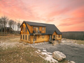 Exterior - Brand New Luxury 7 BR Cabin w Hot Tub, Game Room (McHenry)