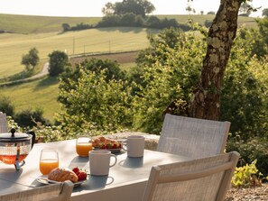 Outdoor dining - Haus Kalia. Swimmingpool, Sommerküche, Video-Lounge und Fitnessraum by Interhome (Puygaillard de Lomagne)