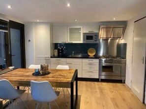 Refrigerador, microondas, horno y lavavajillas 