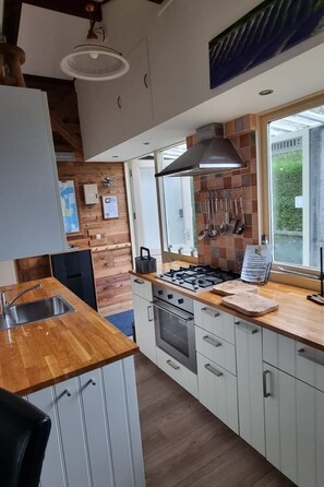 Fridge, oven, dishwasher, cookware/dishes/utensils - Wunderschönes Haus mit Pool, Garten und Grill by Interhome (Dirkshorn)