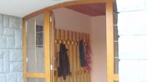 A room with a wooden door, a coat rack, and children's toys. - Villa Regina by Interhome (Sebestenice)