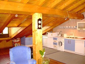 Kylskåp, mikrovågsugn, diskmaskin och grytor/köksredskap