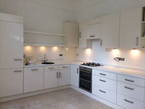 Fridge, microwave, oven, dishwasher - in einer Villa mit herrlichem Garten und Katze by Interhome (London)
