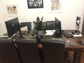 Business centre - in einer Villa mit herrlichem Garten und Katze by Interhome (London)