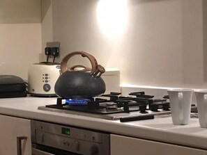 Fridge, microwave, oven, dishwasher - in einer Villa mit herrlichem Garten und Katze by Interhome (London)
