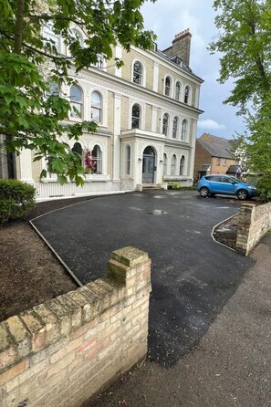 Property grounds - in einer Villa mit herrlichem Garten und Katze by Interhome (London)