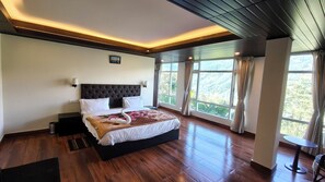 Laptop workspace, soundproofing, free WiFi