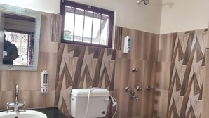 Un baño con inodoro, lavamanos y ducha.