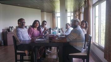 ๋งค์ผ ํ
์ดํฌ์์ ๋ฌด๋ฃ ์์นจ ์์ฌ ํฌํจ