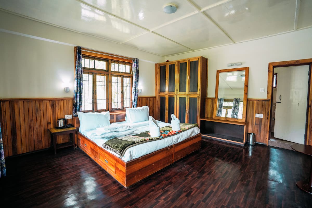 Deluxe Double Room, Mountain View | Laptop workspace, soundproofing, WiFi (free)