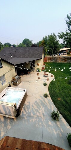 Comfortable 2-bedroom house in Boise. Hot Tub. Fenced yard. Pet friendly.