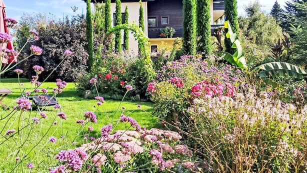 Een modern huis met een tuin erbij.