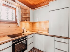 Kühlschrank, Ofen, Geschirrspüler, Kochgeschirr/Geschirr/Besteck