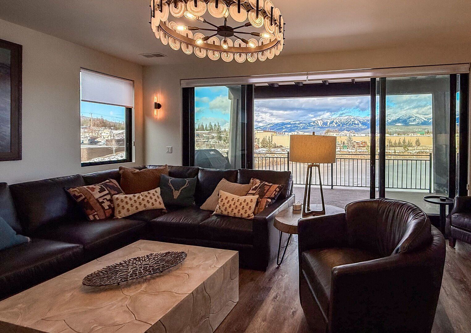 Smart-tv, een open haard, een kantoor en een printer