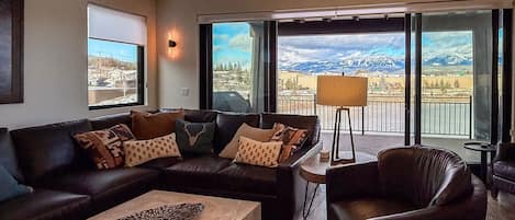 Smart TV, chimenea, oficina y impresora