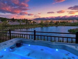 Outdoor spa tub - 4 Bd / 4 Bth | Luxury Condo | Hot Tub | Sleeps 10 (Whitefish)