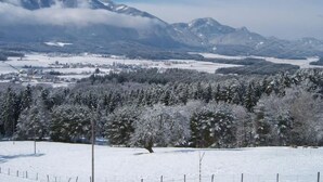 A snowy mountain landscape with a clear view of the peaks and valleys. - Typ 1 im Haus Huber in Bleiburg by Interhome (Bleiburg)