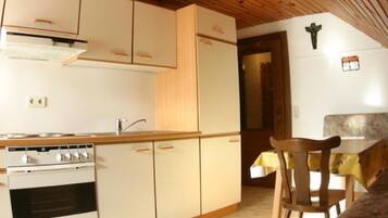 Kühlschrank, Mikrowelle, Ofen, Kochgeschirr/Geschirr/Besteck